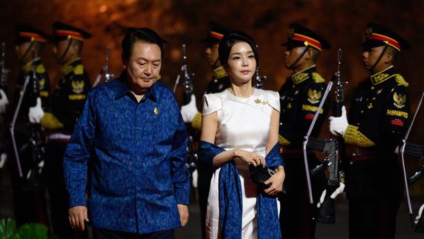 Potret Presiden Korea Selatan Yoon Suk Yeol dan Kim Keon Hee di perjamuan makan malam G20 di Bali pada Senin, (15/11)