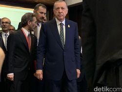 Momen Erdogan Kunjungi Korban Gempa Turki