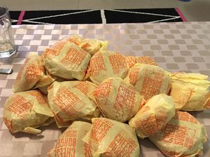 Pria Ini Dihujat, Pesan Burger Sekaligus Banyak Hanya untuk Hemat Ongkir