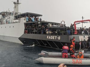 3 Kapal TNI AL Bawa 250 Penumpang Selamat KM Mutiara Timur I ke Banyuwangi 3 Kapal TNI AL Bawa 250 Penumpang Selamat KM Mutiara Timur I ke Banyuwangi