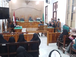 Puluhan Santri Kawal Sidang Narkoba Guru Pesantren di PN Medan