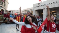Suporter Tunisia turut meramaikan pawai menjelang digelarnya Piala Dunia 2022 Qatar. Bergulirnya turnamen sepakbola akbar itu ditandai dengan upacara pembukaan yang berlangsung pada 20 November mendatang. Reuters/Amr Abdallah Dalsh