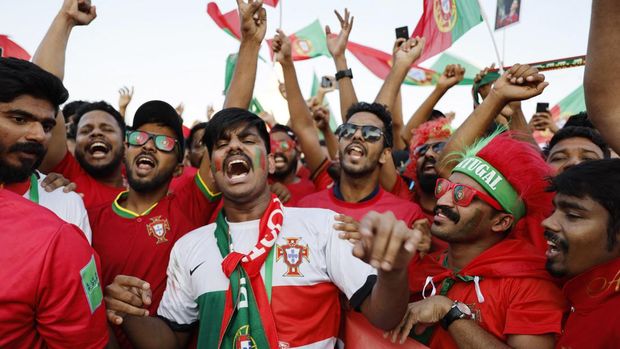 Soccer Football - FIFA World Cup Qatar 2022 Portugal Fan Activity - Doha, Qatar - November 11, 2022 Portugal fans are seen at Souq Waqif ahead of the FIFA World Cup Qatar 2022 REUTERS/Suhaib Salem
