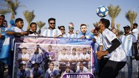 Suporter Argentina turut ambil bagian dalam pawai menjelang gelaran Piala Dunia 2022 Qatar. Mereka membawa spanduk hingga beraksi dengan bola. Reuters/John Sibley  