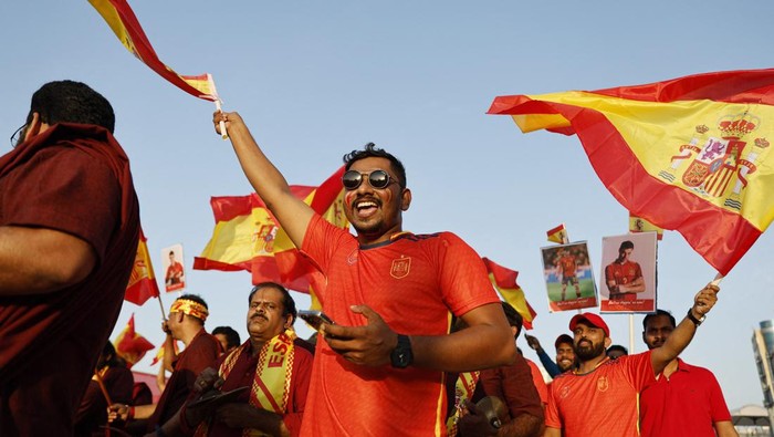 Riuh Suporter Siap Ramaikan Piala Dunia 2022 Qatar Soccer Football - FIFA World Cup Qatar 2022 Spain Fan Activity - Doha, Qatar - November 11, 2022 Spain fans march at Souq Waqif REUTERS/Suhaib Salem