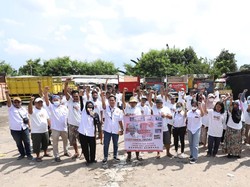 Komunitas Sopir Truk Bagi-bagi Sembako di Petukangan Jaksel