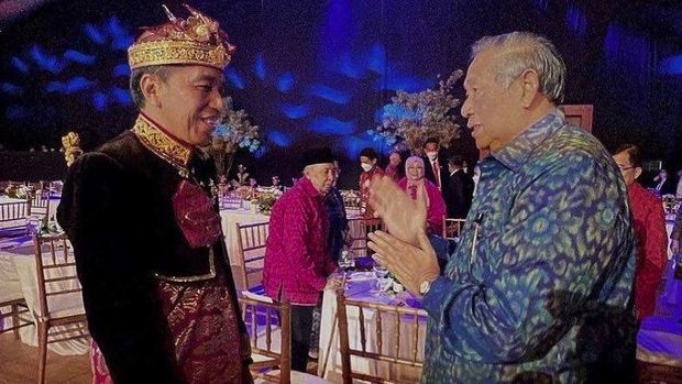Ketua Majelis Tinggi Partai Demokrat Susilo Bambang Yudhoyono (SBY) berbincang dengan Presiden Jokowi di acara makan malam atau gala dinner penutup Konferensi Tingkat Tinggi (KTT) G20  pada Selasa (15/11).