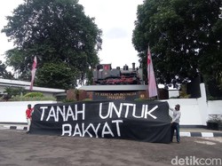 Protes Pembangunan KCIC, Aktivis Bentangkan Spanduk Hitam di Kantor KAI