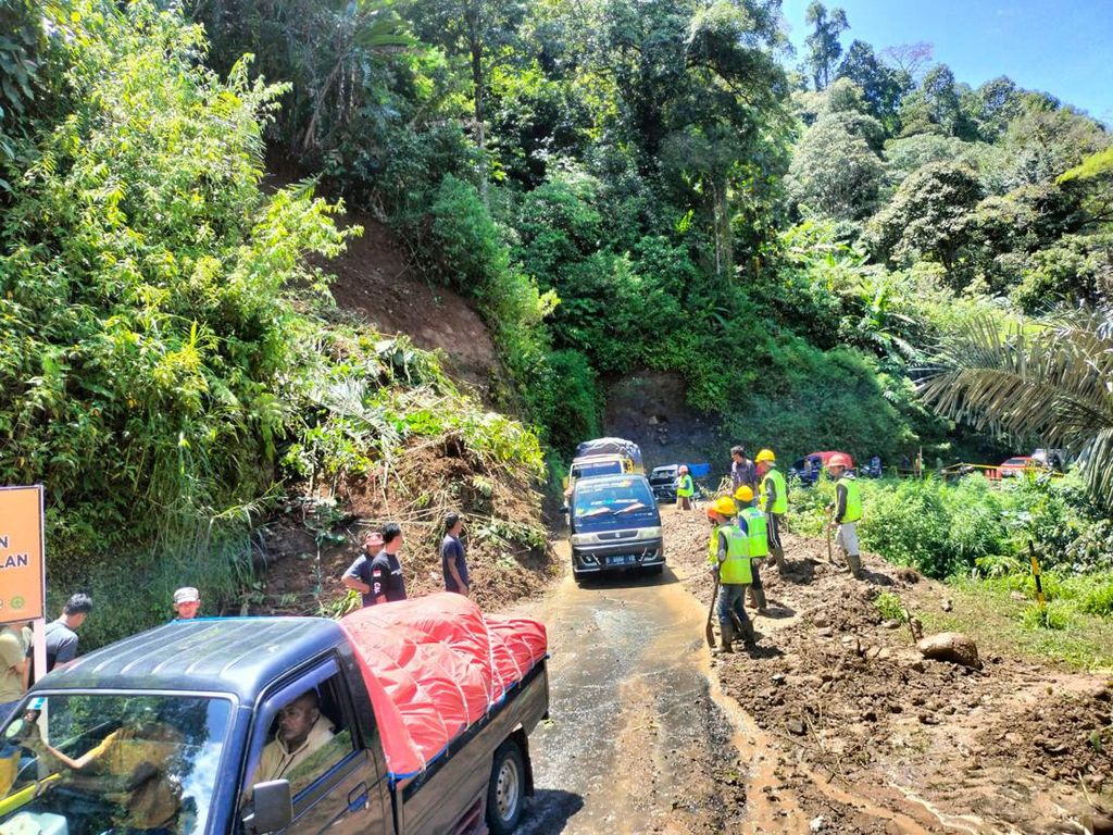 Sempat Lumpuh gegara Longsor, Jalan Cianjur-Ciwidey Kembali Bisa Dilalui Sempat Lumpuh gegara Longsor, Jalan Cianjur-Ciwidey Kembali Bisa Dilalui