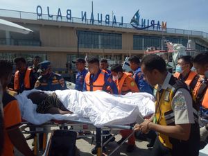 Wisatawan Asal Papua Mendadak Lemas-Pingsan Saat Trekking di Pulau Padar