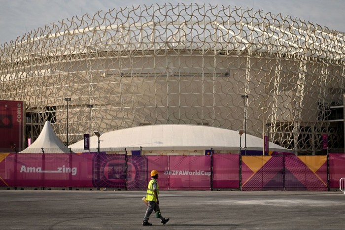 Stadion Ahmed bin Ali, Piala Dunia 2022 A man walks past the Ahmed bin Ali Stadium in Al-Rayyan on November 12, 2022, ahead of the Qatar 2022 FIFA World Cup football tournament. (Photo by Kirill KUDRYAVTSEV / AFP) (Photo by KIRILL KUDRYAVTSEV/AFP via Getty Images)