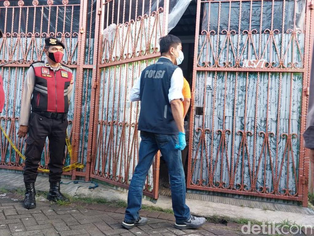 Temuan Baru Polisi di Rumah Sekeluarga Tewas di Kalideres: Gunungan Sampah Temuan Baru Polisi di Rumah Sekeluarga Tewas di Kalideres: Gunungan Sampah