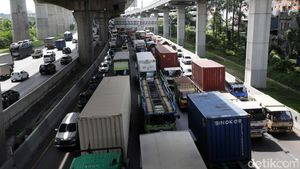 Tol Japek Arah Cikampek Terpantau Macet Siang Ini