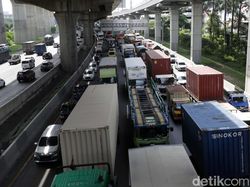 Hari Kedua Lebaran, Sejumlah Titik di Tol Cibitung Arah Cikampek Macet