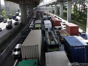 Hari Kedua Lebaran, Sejumlah Titik di Tol Cibitung Arah Cikampek Macet
