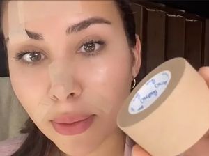 Tak Perlu Botox, Wanita Ini Cegah Kerutan Pakai Lakban di Wajah Tiap Hari Tak Perlu Botox, Wanita Ini Cegah Kerutan Pakai Lakban di Wajah Tiap Hari