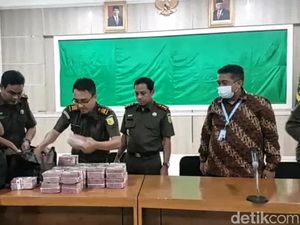 Penampakan Tumpukan Uang Kasus Korupsi SPK Fiktif di Sukabumi