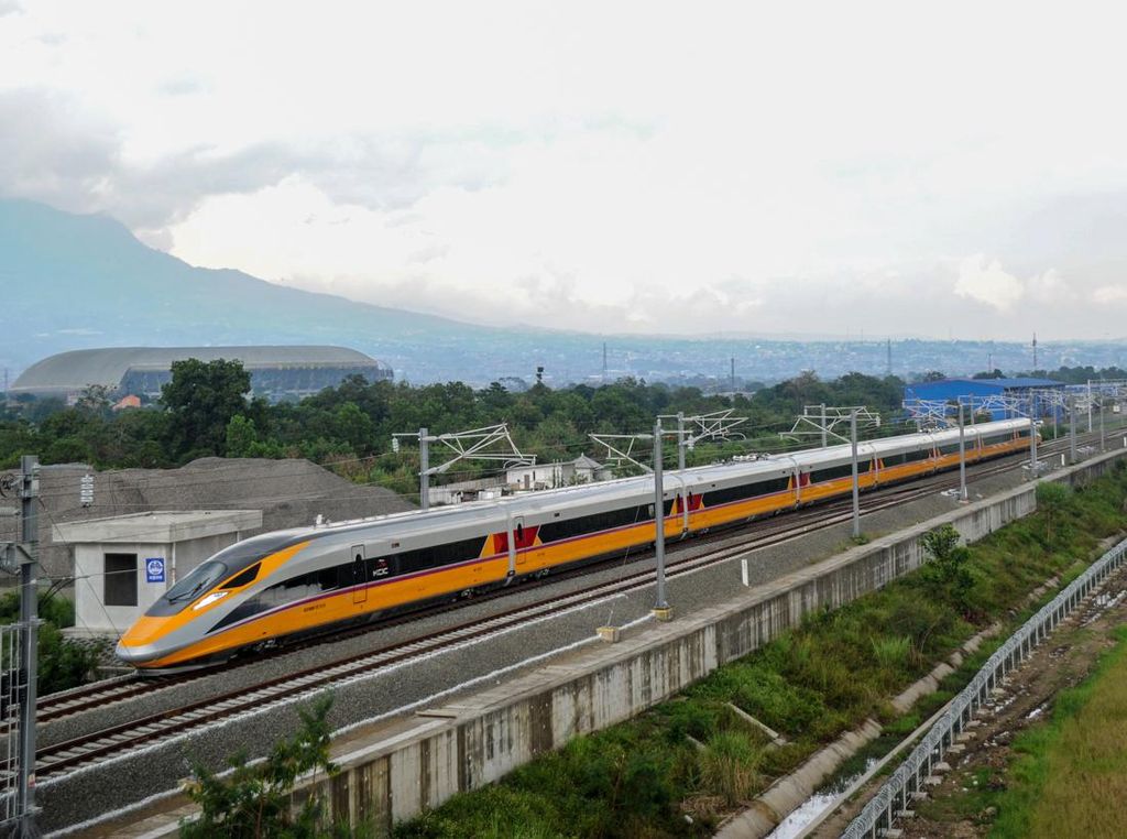 Jokowi: Kita Harus Pro Transportasi Massal, Bukan Kendaraan Pribadi Jokowi: Kita Harus Pro Transportasi Massal, Bukan Kendaraan Pribadi