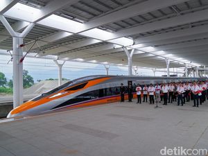 Senyum Ridwan Kamil Saat Kereta Cepat Meluncur di Tegalluar