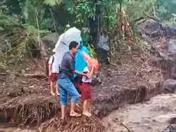 Kisah Siswa di Karangasem Bertaruh Nyawa Seberangi Sungai Demi Sekolah