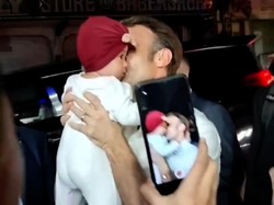 Momen Presiden Prancis Jalan Kaki 2 Km dan Gendong Bayi Warga Bali