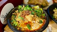 Endeus! Ada Indomie Hotplate Mengepul di Warkop Galunggung Mang Ade