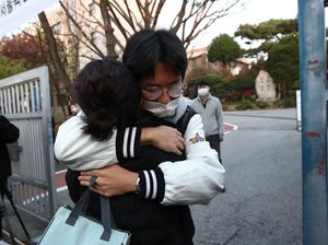 7 Potret Pelajar Korsel Ikut Suneung, Sampai Diantar Mami