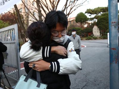 7 Potret Pelajar Korsel Ikut Suneung, Sampai Diantar Mami