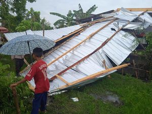 Diterjang Angin Kencang, 42 Rumah-Pesantren di Lombok Tengah Rusak