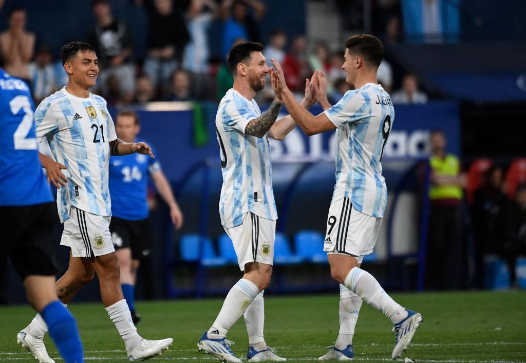 LONDON, ENGLAND - JUNE 01:  Lionel Messi of Argentina and team mates pose with the trophy and winners medals after the Finalissima 2022 match between Italy and Argentina at Wembley Stadium on June 1, 2022 in London, England. (Photo by Marc Atkins/Getty Images)