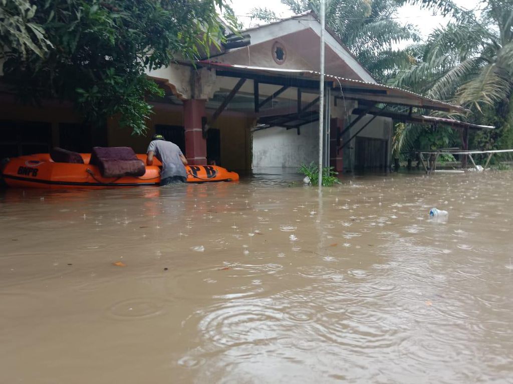 Ratusan Rumah Warga di Batu Bara dan Asahan Masih Tergenang Banjir