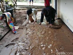 Banjir Bandang yang Terjang SMA Kalidawir Tulungagung Sisakan Lumpur Tebal