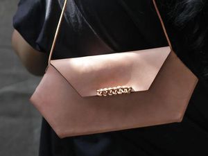 Mejeng di Pameran G20, Tas Kulit Ini Dibuat Tanpa Jahitan dan Lem