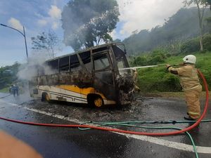 Bus Terbakar di Tol Semarang-Solo, Jalan Sempat Ditutup Sebagian