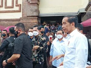 Cek Harga Bapok, Jokowi Blusukan ke Pasar Badung Usai KTT G20