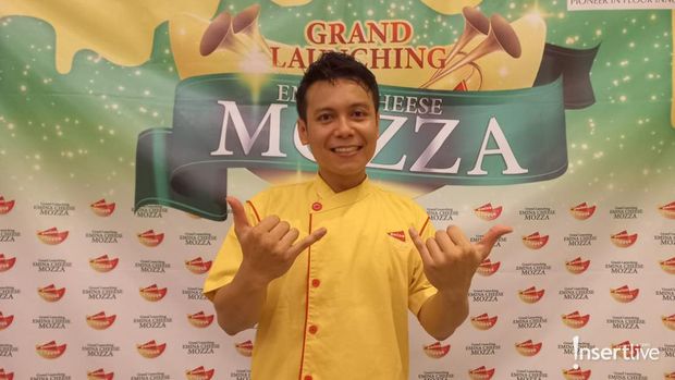 Chef Dicky dalam peluncuran produk Emina Mozza Cheese