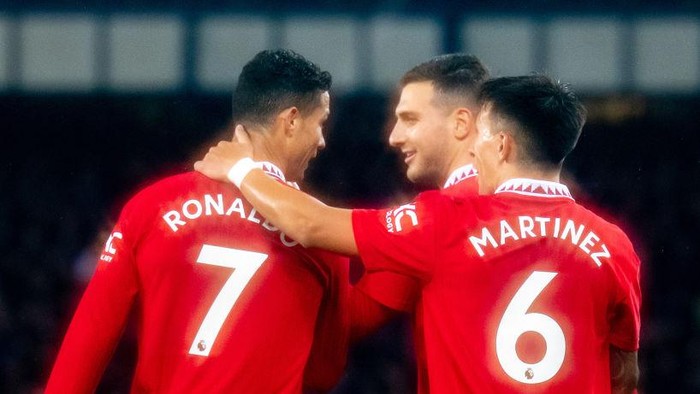 LIVERPOOL, ENGLAND - OCTOBER 09: Cristiano Ronaldo, Lisandro Martinez and Diogo Dalot of Manchester United celebrate Marcus Rashford of Manchester United scoring their third goal which was later disallowed during the Premier League match between Everton FC and Manchester United at Goodison Park on October 09, 2022 in Liverpool, England. (Photo by Ash Donelon/Manchester United via Getty Images)