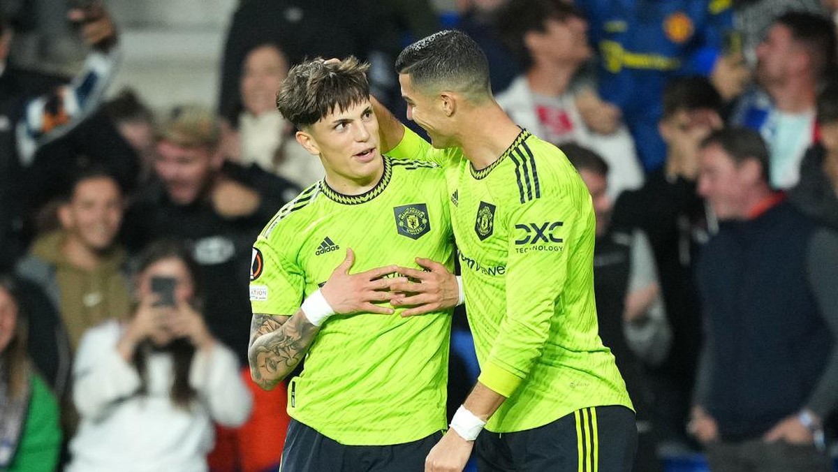 Alejandro Garnacho saat bersama Cristiano Ronaldo di MU. (Foto: Getty Images/Juan Manuel Serrano Arce)