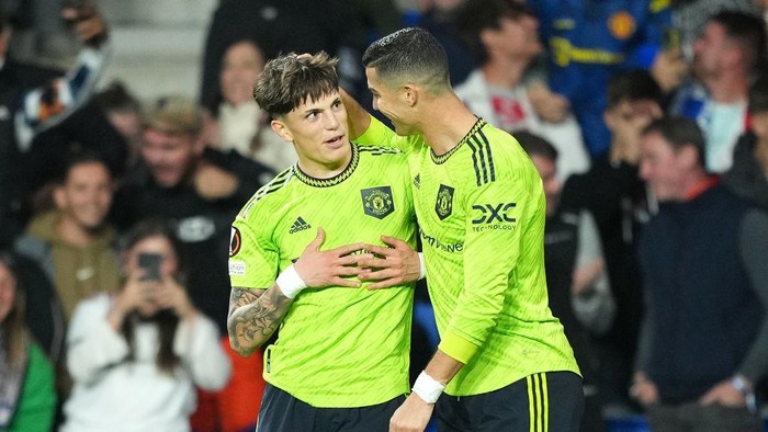 Cristiano Ronaldo SAN SEBASTIAN, SPAIN - NOVEMBER 03: Alejandro Garnacho of Manchester United celebrates with team mate Cristiano Ronaldo after scoring their sides first goal during the UEFA Europa League group E match between Real Sociedad and Manchester United at Reale Arena on November 03, 2022 in San Sebastian, Spain. (Photo by Juan Manuel Serrano Arce/Getty Images)