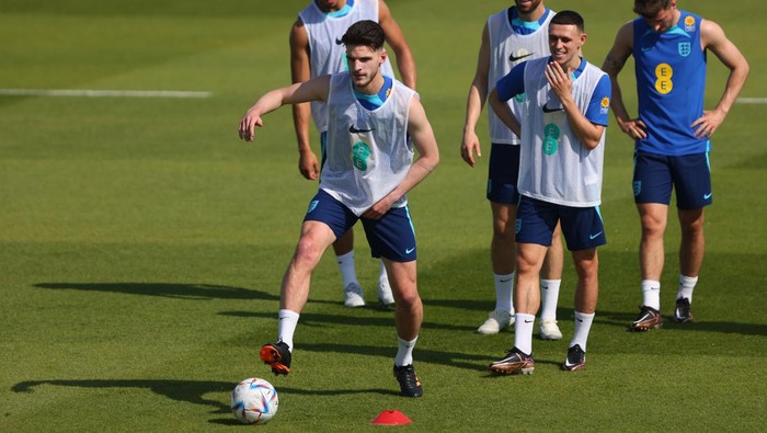 DOHA, QATAR - NOVEMBER 17: Declan Rice, Trent Alexander-Arnold, Jordan Henderson, Phil Foden and Mason Mount of England during the England Training Session & Press Conference at Al Wakrah Stadium on November 17, 2022 in Doha, Qatar. (Photo by Marc Atkins/Getty Images)
