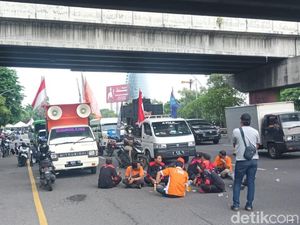 25 Ribu Buruh Tuntut UMP-UMK Naik 13% Bergerak ke Kantor Gubernur Jatim