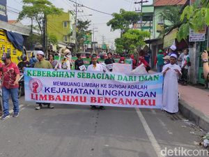 Emak-emak Protes Sungai Ngelom Sidoarjo Penuh Belatung gegara Pasar Unggas