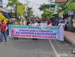 Emak-emak Protes Sungai Ngelom Sidoarjo Penuh Belatung gegara Pasar Unggas