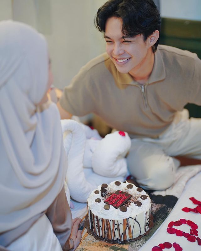 Dinda Hauw dan Rey Mbayang Dinda Hauw dan Rey Mbayang