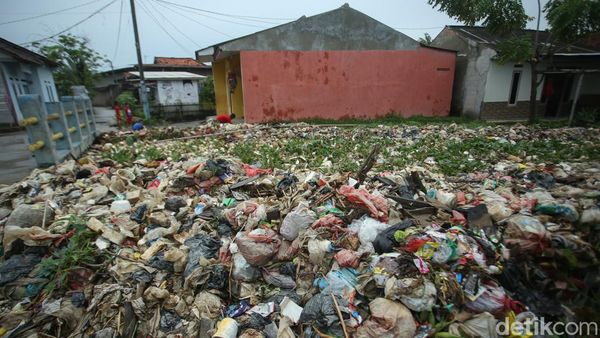 Duh... Aliran Irigasi di Bekasi Tertutup Sampah hingga 300 Meter