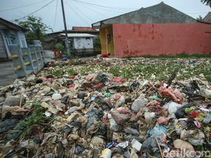 Duh... Aliran Irigasi di Bekasi Tertutup Sampah hingga 300 Meter