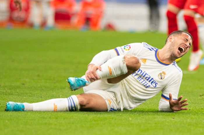 MADRID, SPAIN - FEBRUARY 06: Eden Hazard of Real Madrid CF lies injured during the La Liga Santander match between Real Madrid CF and Granada CF at Estadio Santiago Bernabeu on February 6, 2022 in Madrid, Spain. (Photo by Alvaro Medranda/Eurasia Sport Images/Getty Images)