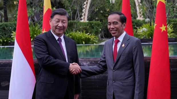 Indonesian President Joko Widodo, right, shakes hands with Chinese President Xi Jinping during their bilateral meeting on the sidelines of the G20 summit in Nusa Dua, Bali, Indonesia, Wednesday, Nov. 16, 2022.     Achmad Ibrahim/Pool via REUTERS