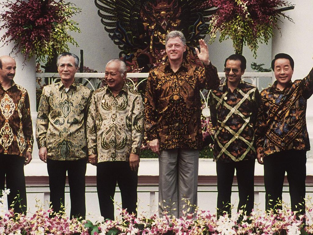 Momen Kepala Negara Kenakan Baju Tradisional Tuan Rumah G20-APEC