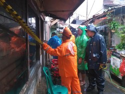 Atap Rumah di Tebet Ambruk Akibat Hujan Angin, 4 Keluarga Terdampak